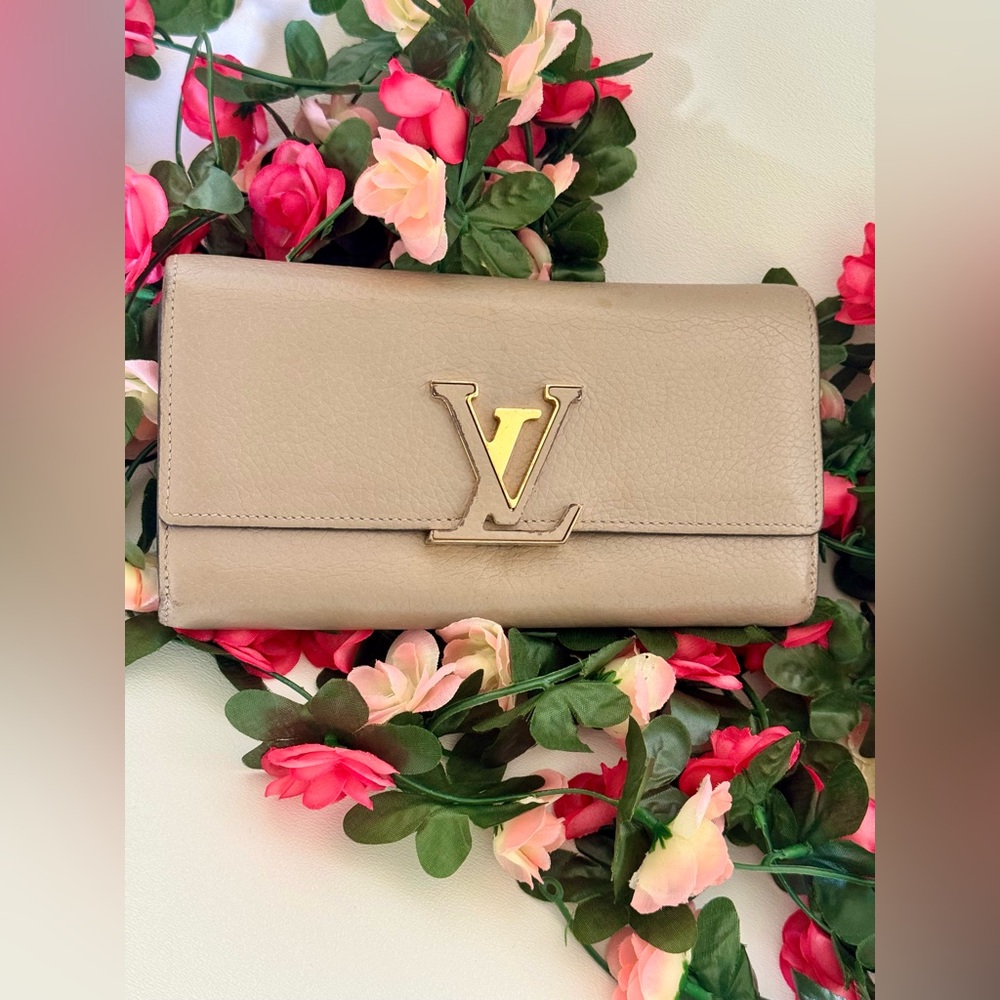 Louis Vuitton Capucines Wallet Pebble 🤍 DEAL!